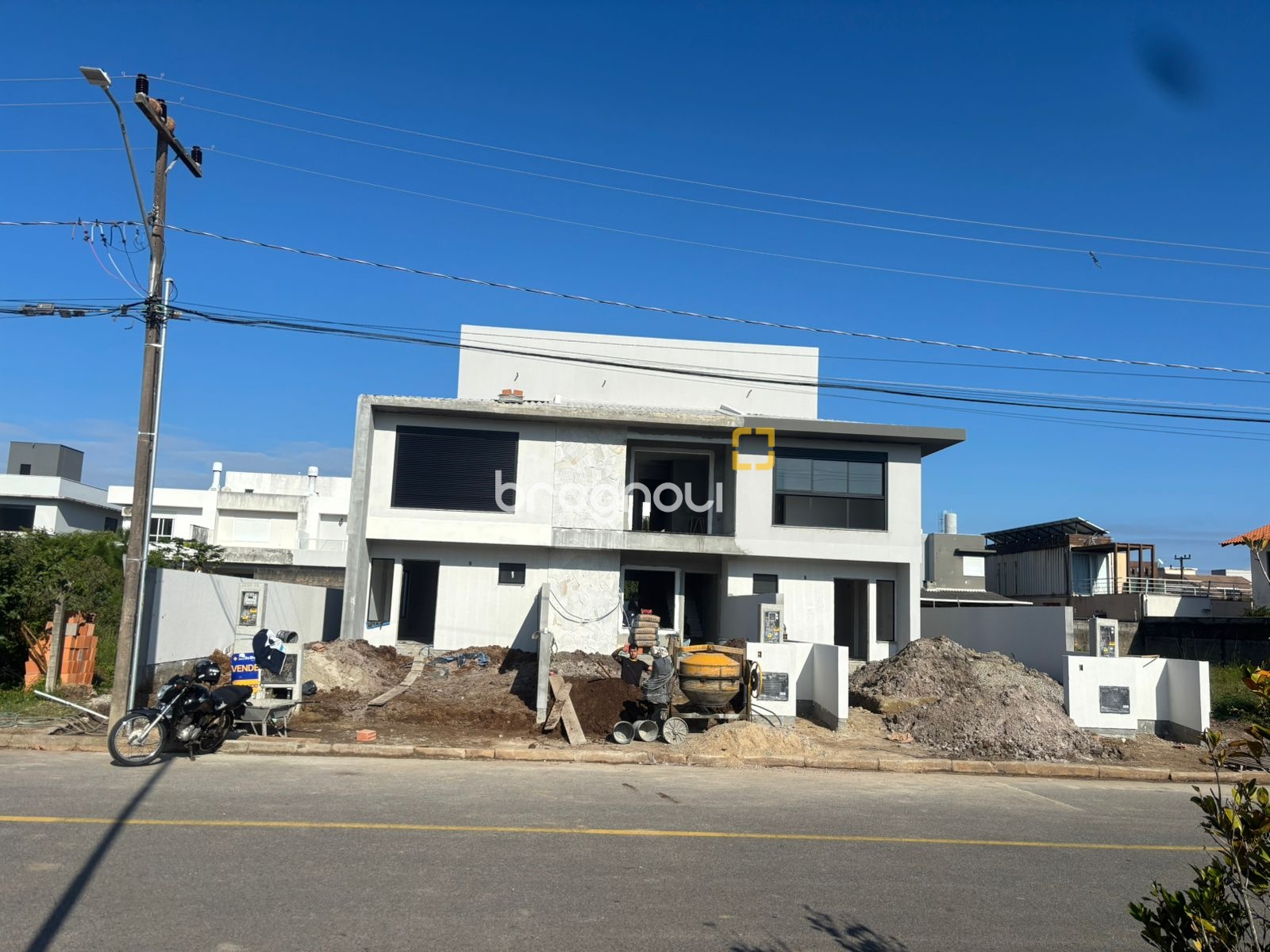 Casa com 98m², 3 quartos (sendo 1 suíte), 1 garagem, no bairro Campeche em Florianópolis