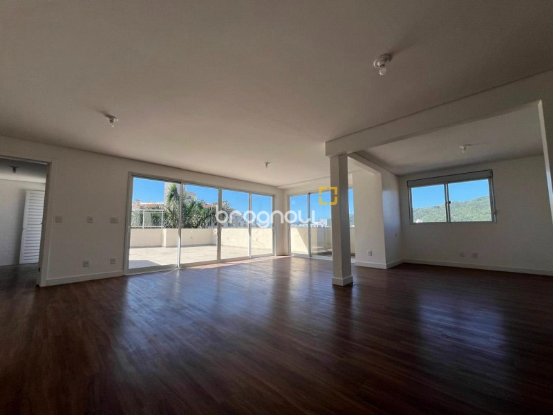 Cobertura com 224m², 4 quartos (sendo 4 suítes), 2 garagens, no bairro Canasvieiras em Florianópolis