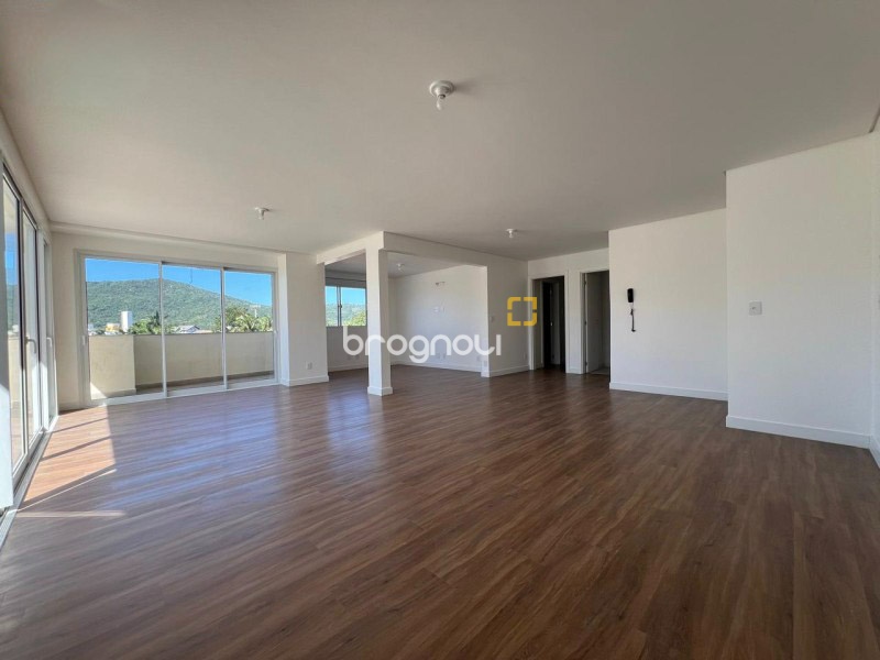 Cobertura com 224m², 4 quartos (sendo 4 suítes), 2 garagens, no bairro Canasvieiras em Florianópolis