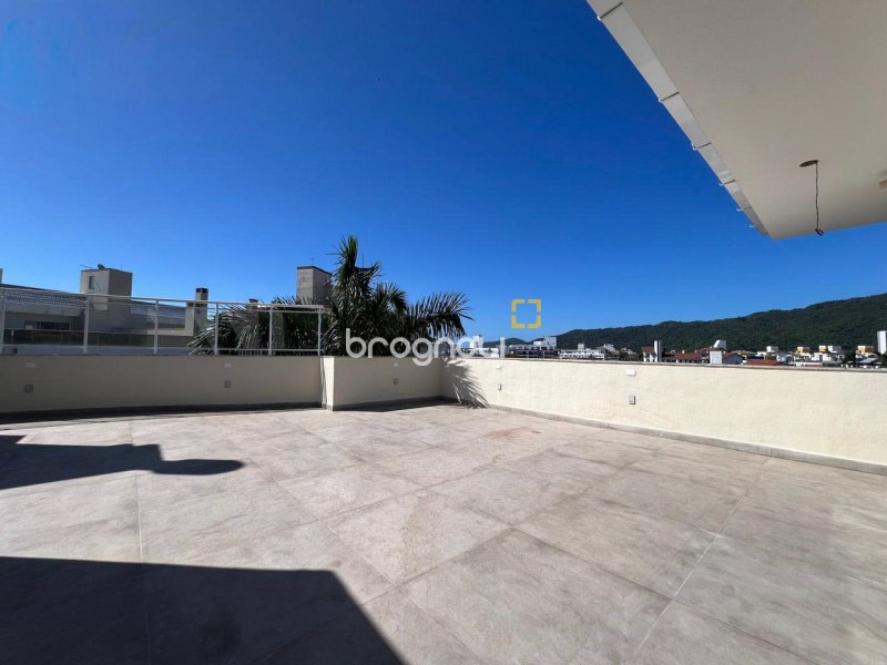 Cobertura com 224m², 4 quartos (sendo 4 suítes), 2 garagens, no bairro Canasvieiras em Florianópolis