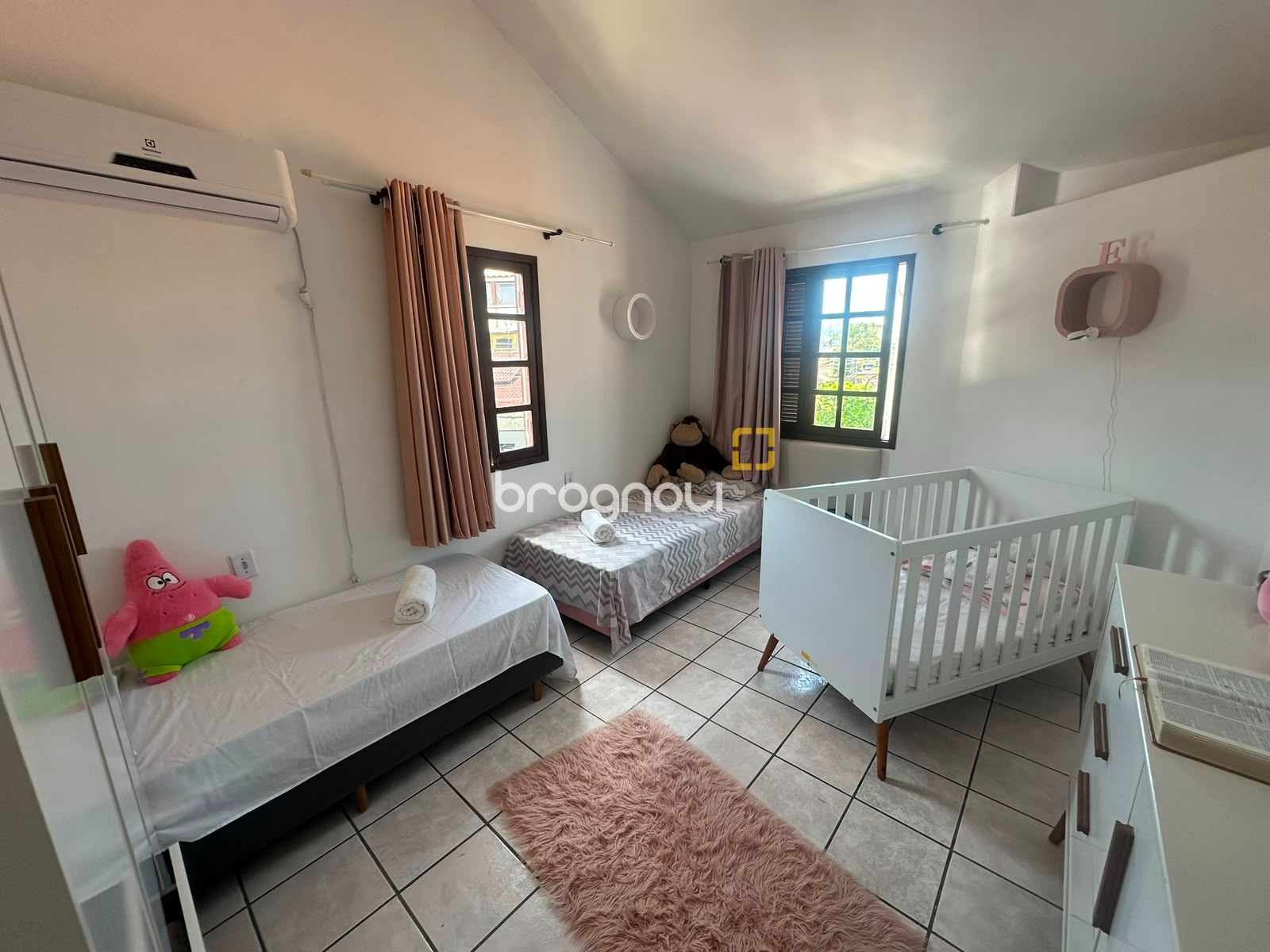 Casa com 176m², 4 quartos (sendo 1 suíte), 3 garagens, no bairro Balneário em Florianópolis