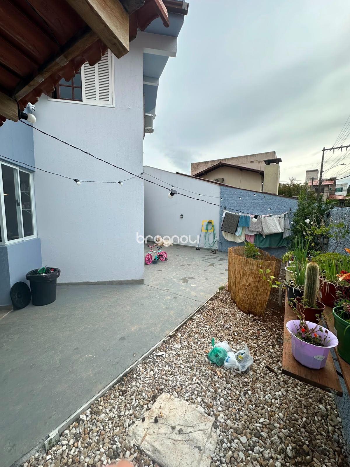Casa com 176m², 4 quartos (sendo 1 suíte), 3 garagens, no bairro Balneário em Florianópolis