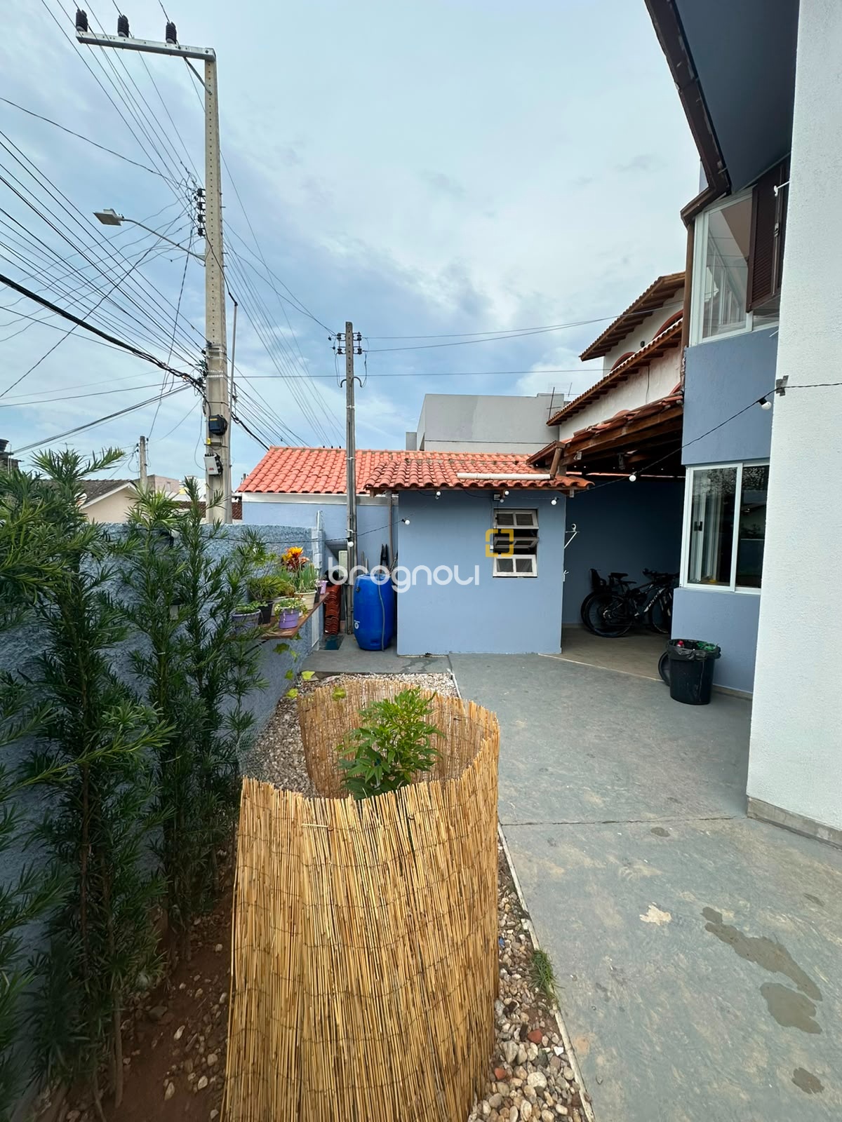 Casa com 176m², 4 quartos (sendo 1 suíte), 3 garagens, no bairro Balneário em Florianópolis