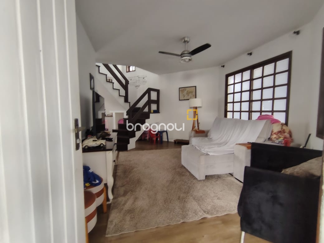 Casa com 176m², 4 quartos (sendo 1 suíte), 3 garagens, no bairro Balneário em Florianópolis