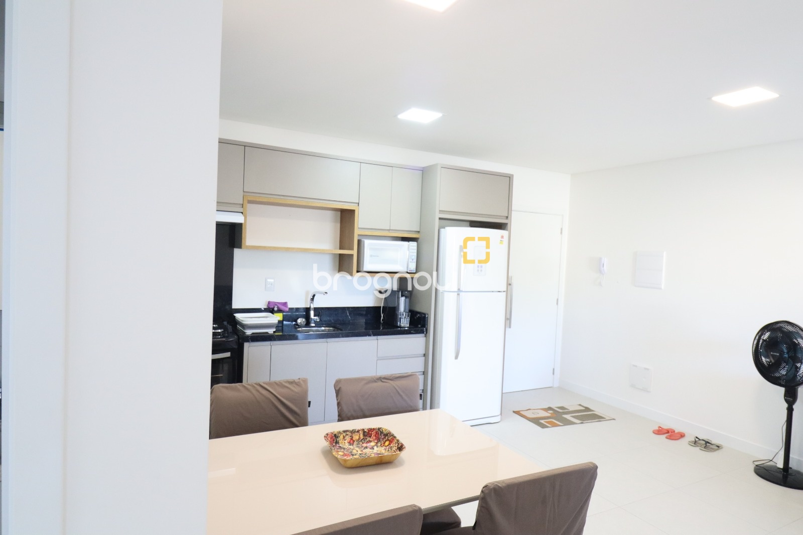 Apartamento com 89m², 2 quartos (sendo 1 suíte), 2 garagens, no bairro Ingleses do Rio Vermelho em Florianópolis