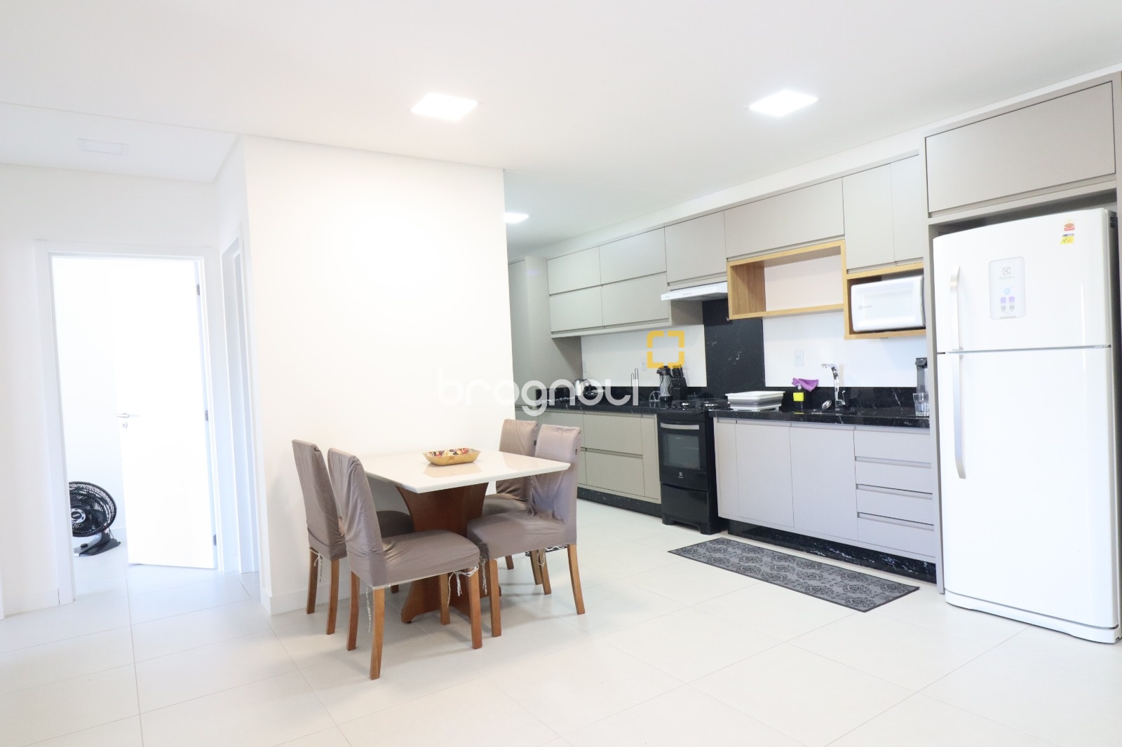 Apartamento com 89m², 2 quartos (sendo 1 suíte), 2 garagens, no bairro Ingleses do Rio Vermelho em Florianópolis