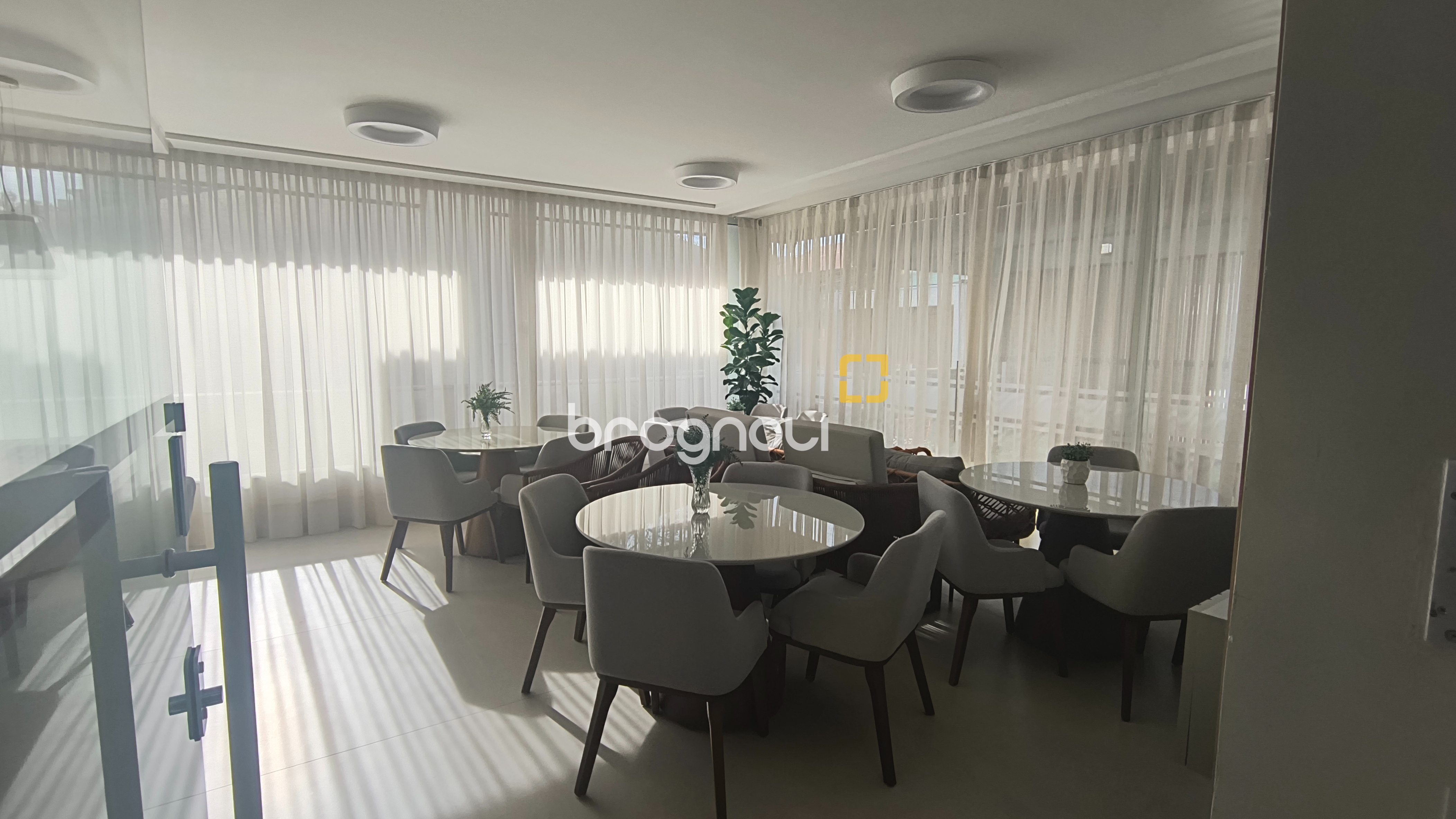 Apartamento com 64m², 2 quartos (sendo 1 suíte), 1 garagem, no bairro Coqueiros em Florianópolis