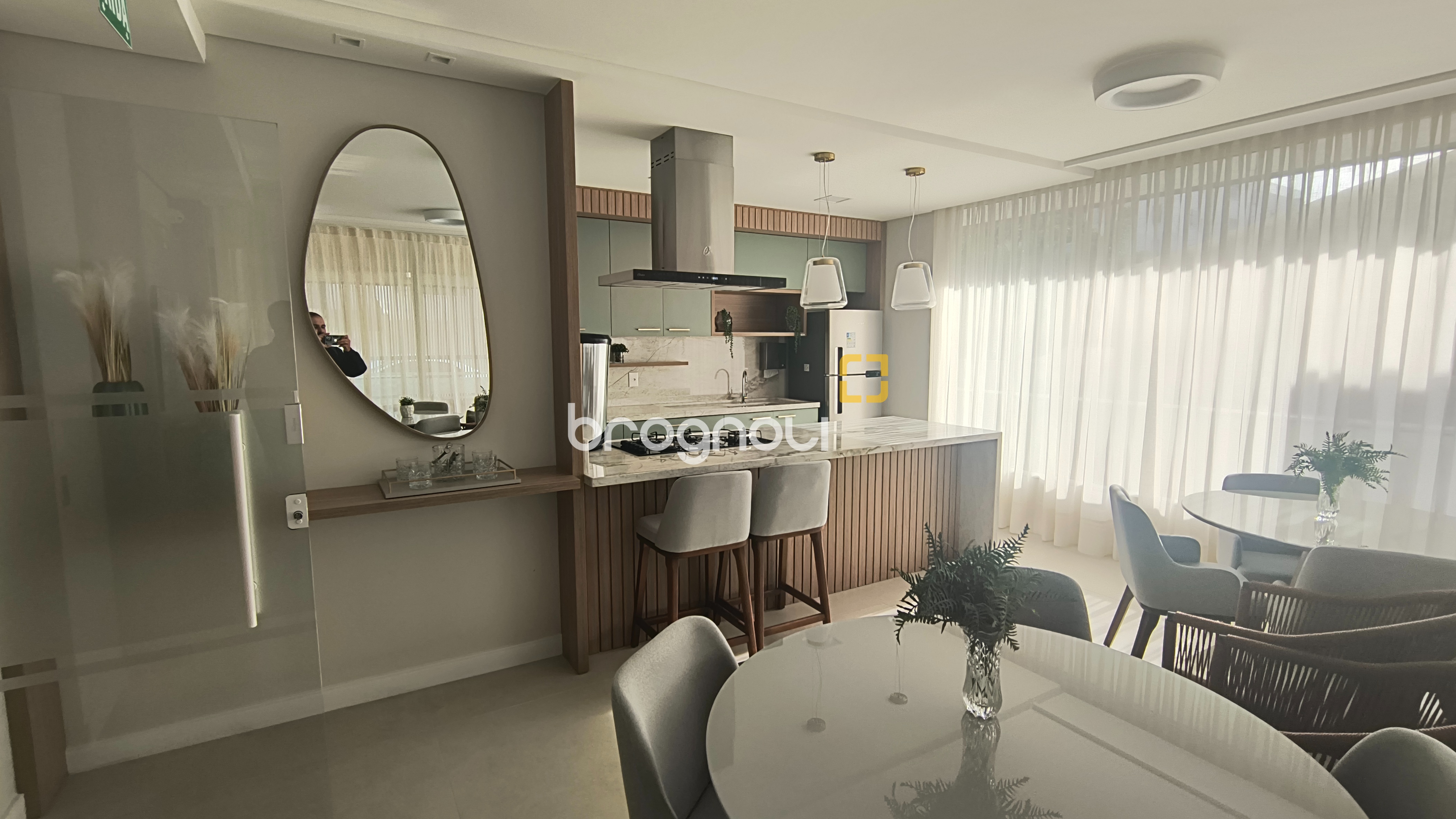 Apartamento com 64m², 2 quartos (sendo 1 suíte), 1 garagem, no bairro Coqueiros em Florianópolis