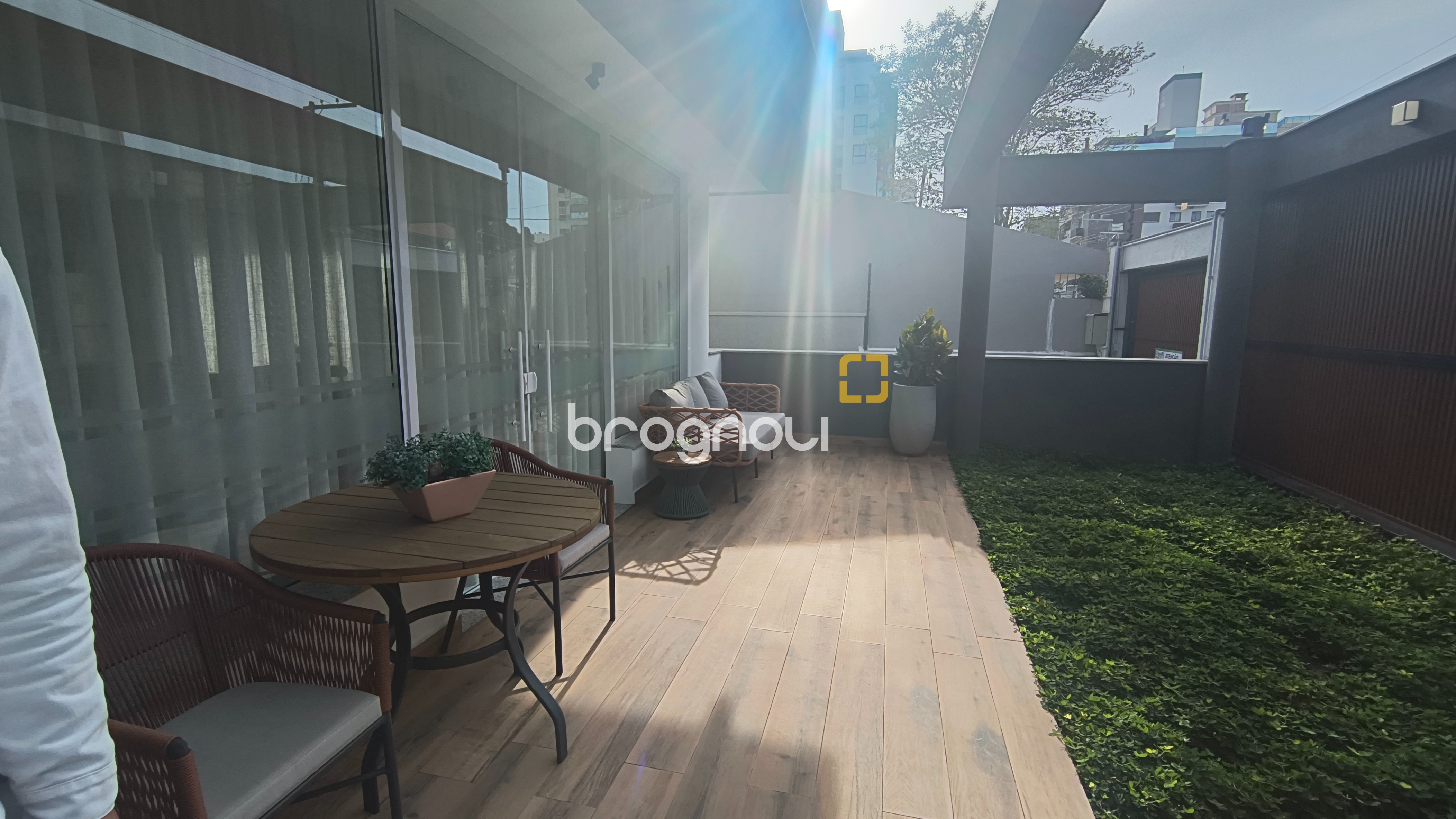 Apartamento com 64m², 2 quartos (sendo 1 suíte), 1 garagem, no bairro Coqueiros em Florianópolis