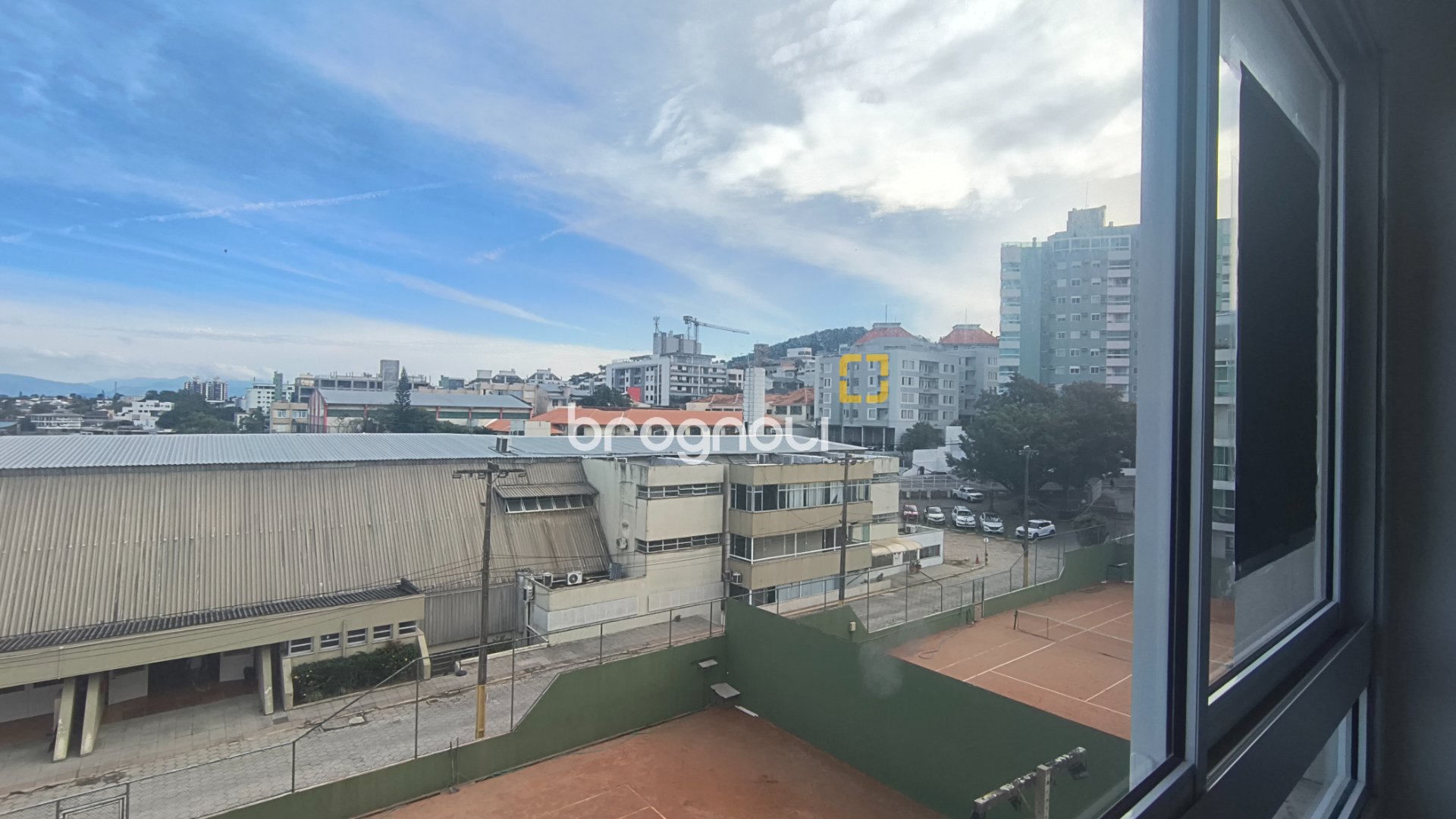 Apartamento com 64m², 2 quartos (sendo 1 suíte), 1 garagem, no bairro Coqueiros em Florianópolis