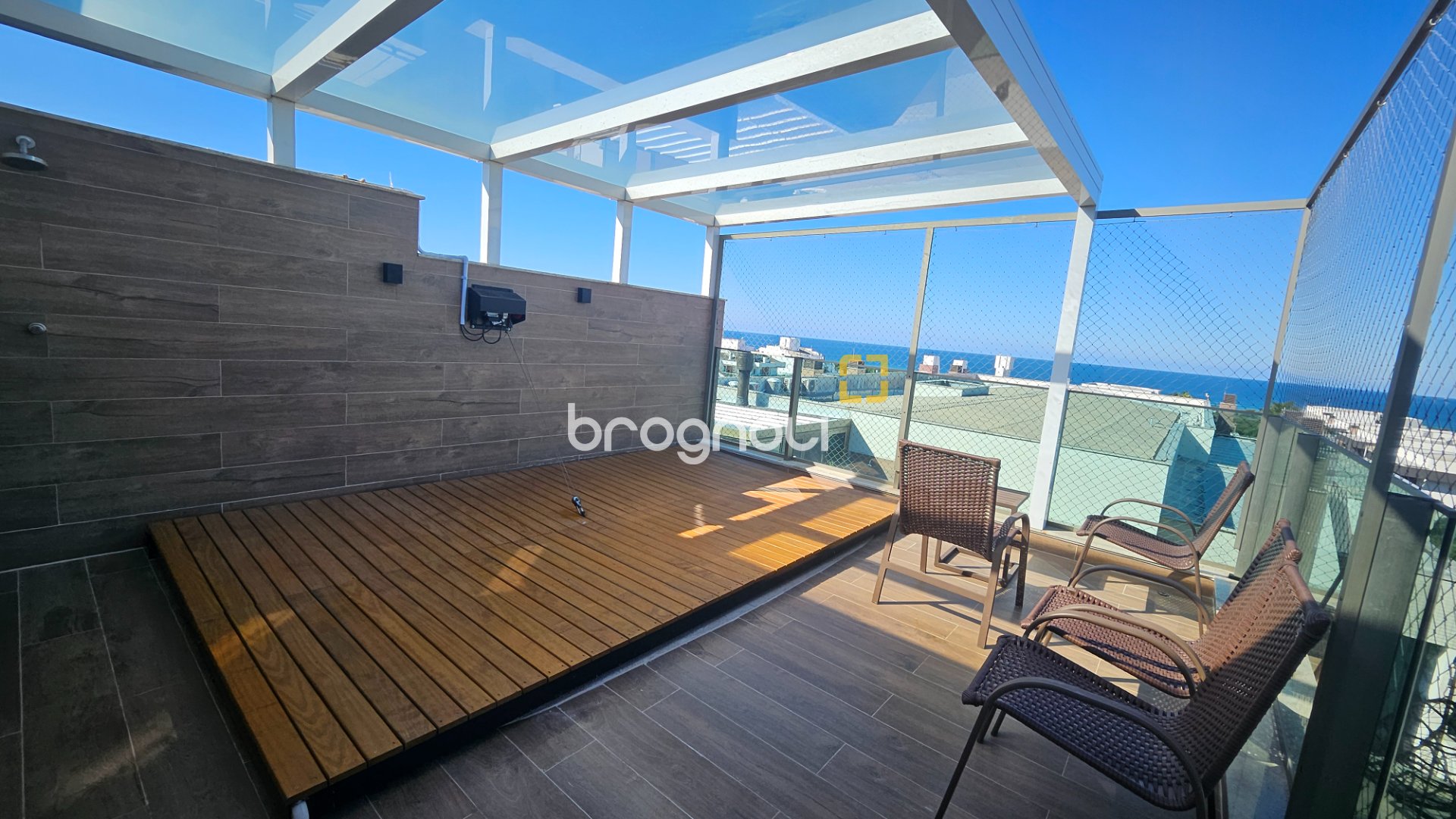 Cobertura com 166m², 3 quartos (sendo 1 suíte), 3 garagens, no bairro Campeche em Florianópolis