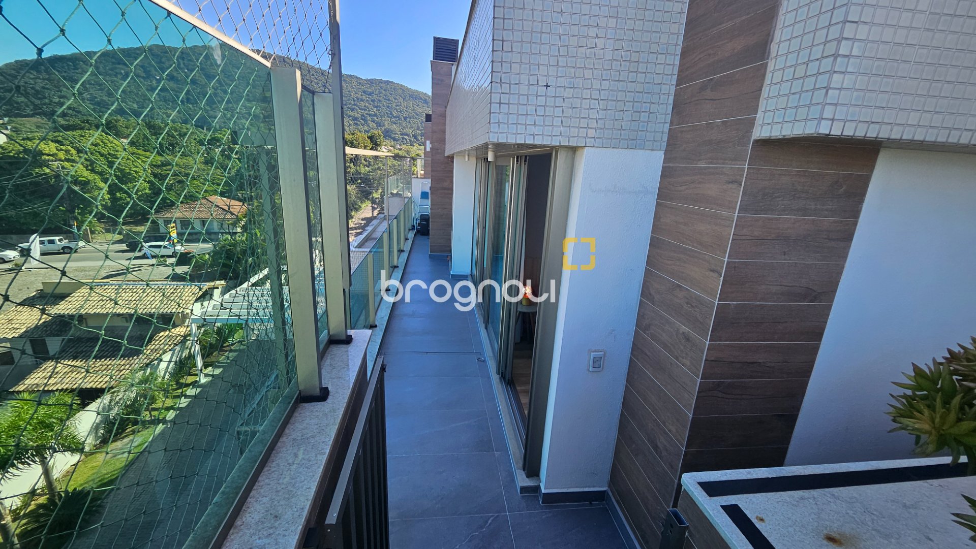 Cobertura com 166m², 3 quartos (sendo 1 suíte), 3 garagens, no bairro Campeche em Florianópolis