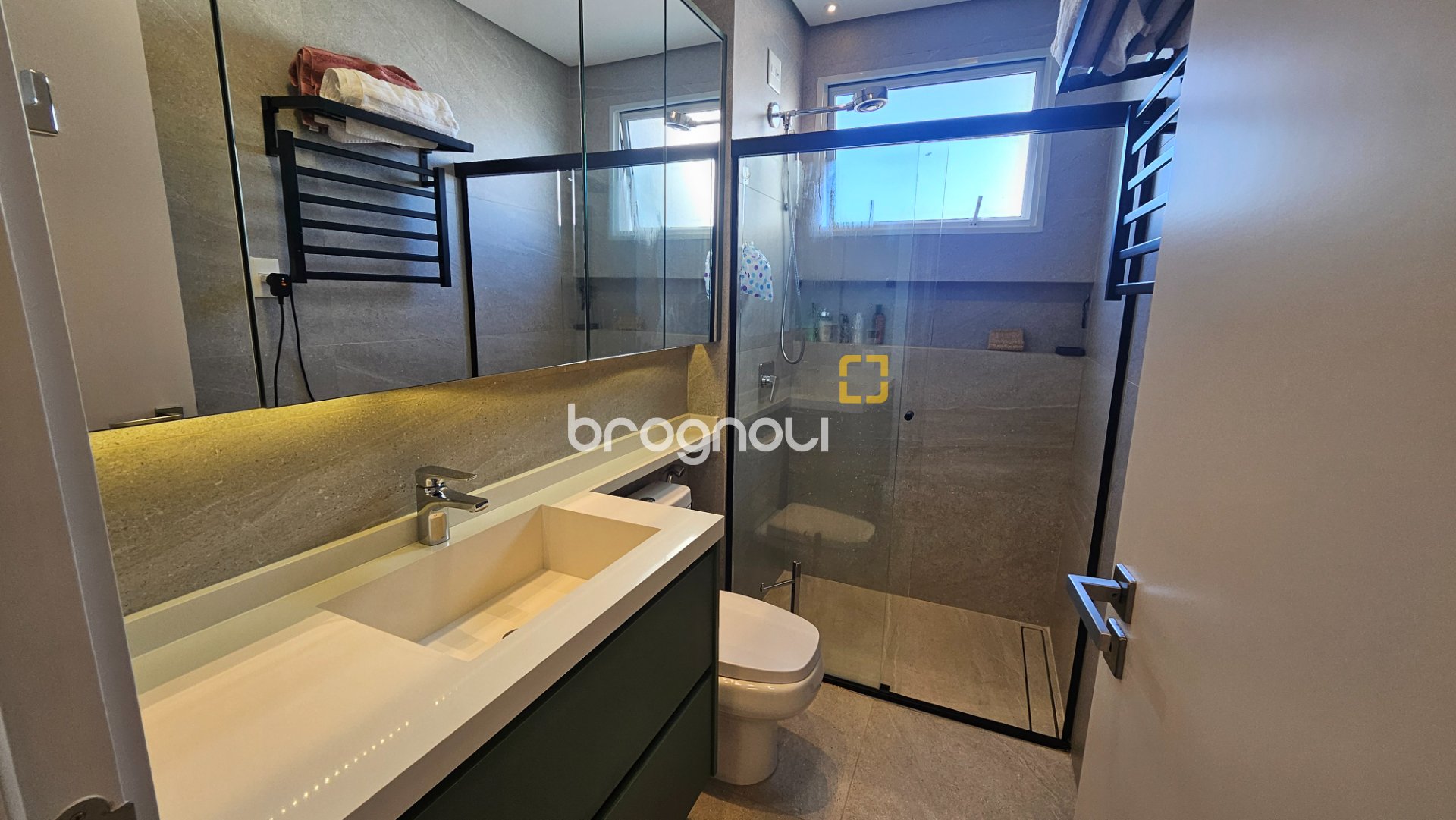 Cobertura com 166m², 3 quartos (sendo 1 suíte), 3 garagens, no bairro Campeche em Florianópolis