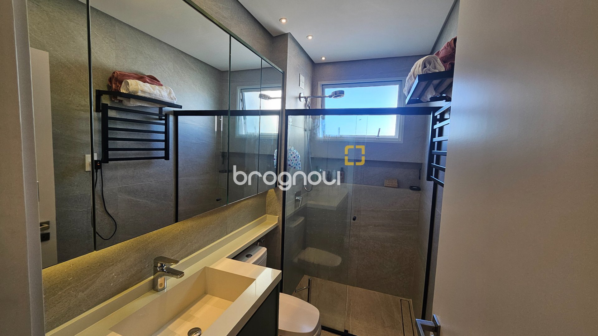 Cobertura com 166m², 3 quartos (sendo 1 suíte), 3 garagens, no bairro Campeche em Florianópolis