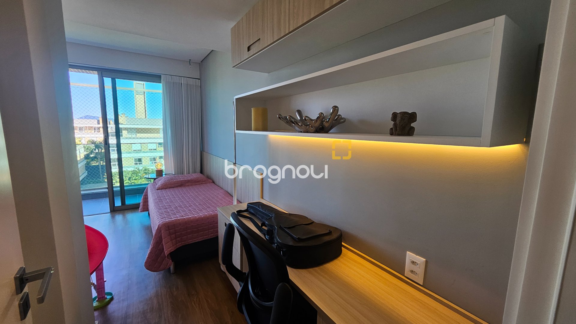 Cobertura com 166m², 3 quartos (sendo 1 suíte), 3 garagens, no bairro Campeche em Florianópolis