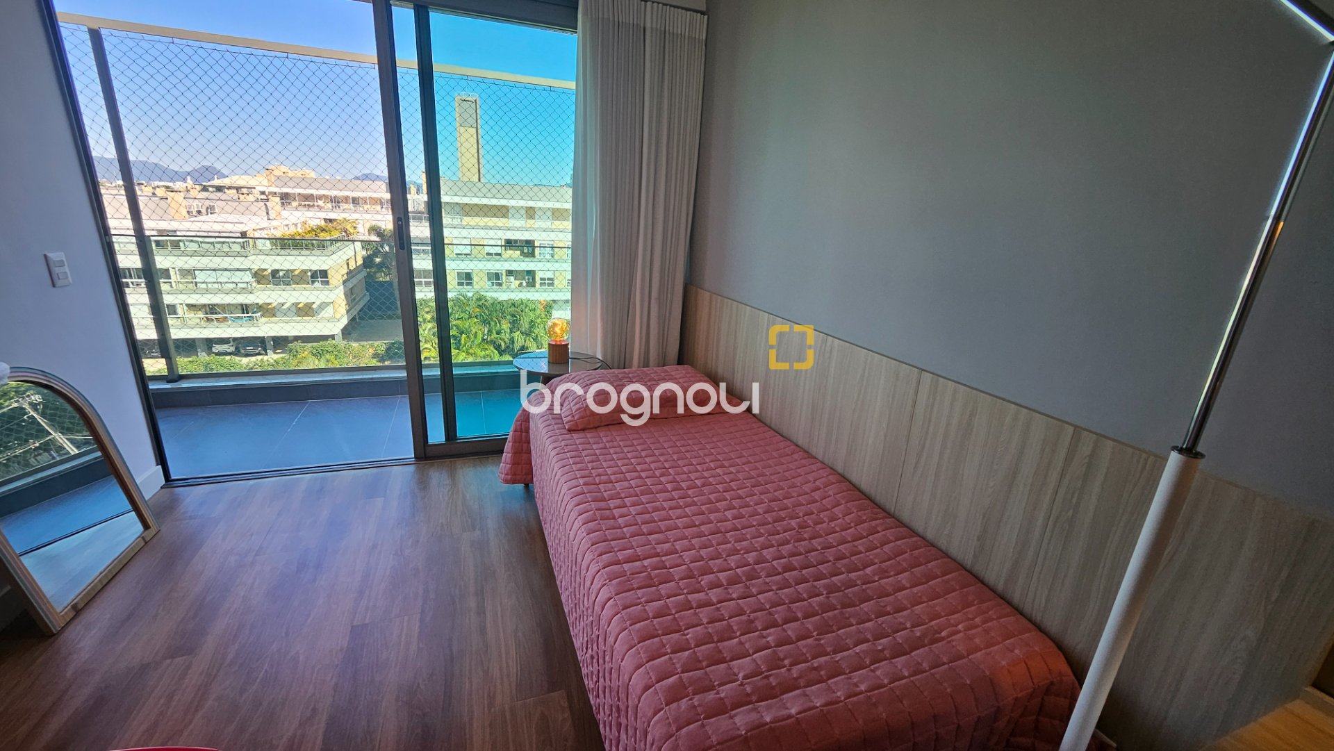 Cobertura com 166m², 3 quartos (sendo 1 suíte), 3 garagens, no bairro Campeche em Florianópolis