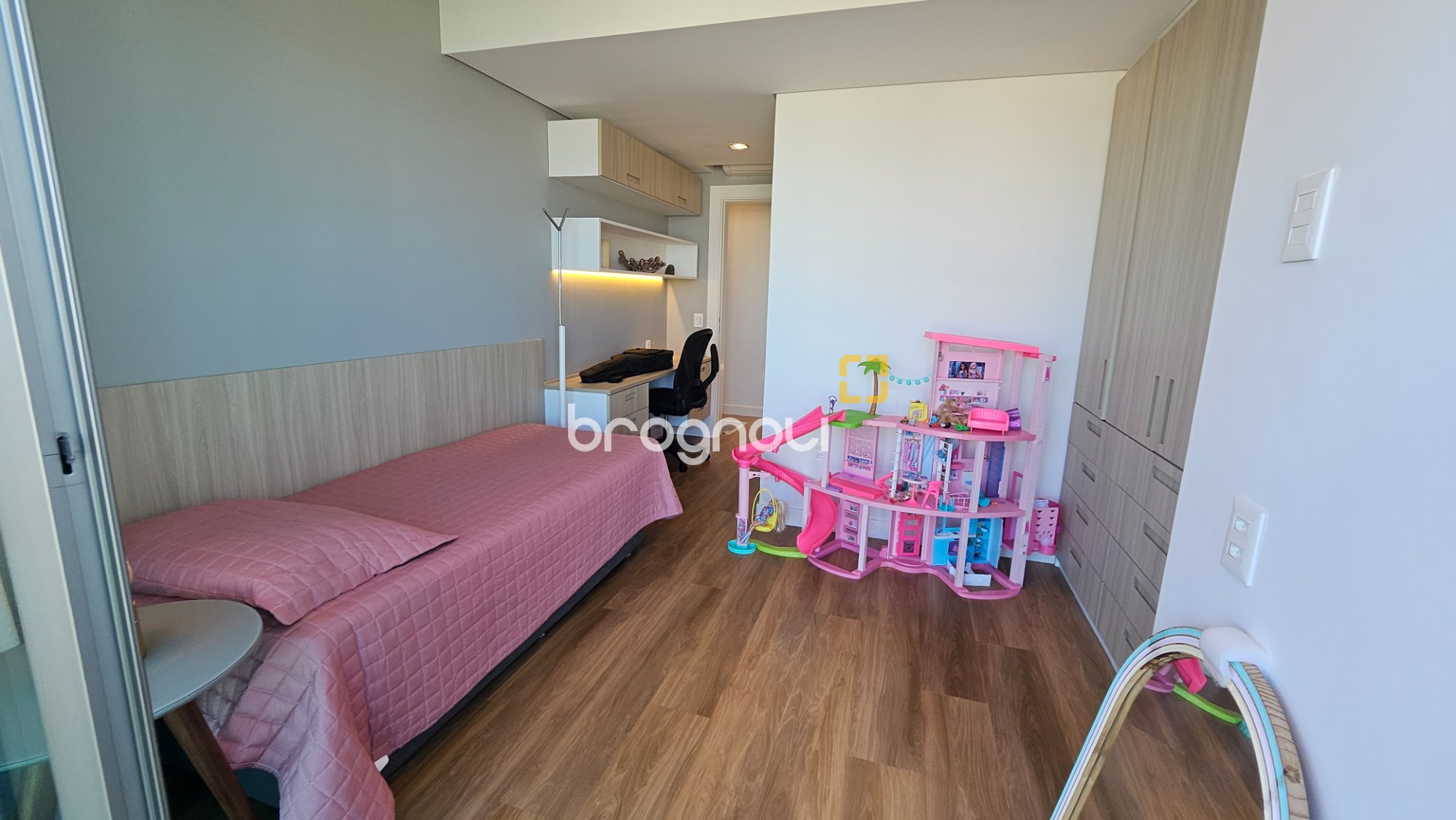 Cobertura com 166m², 3 quartos (sendo 1 suíte), 3 garagens, no bairro Campeche em Florianópolis