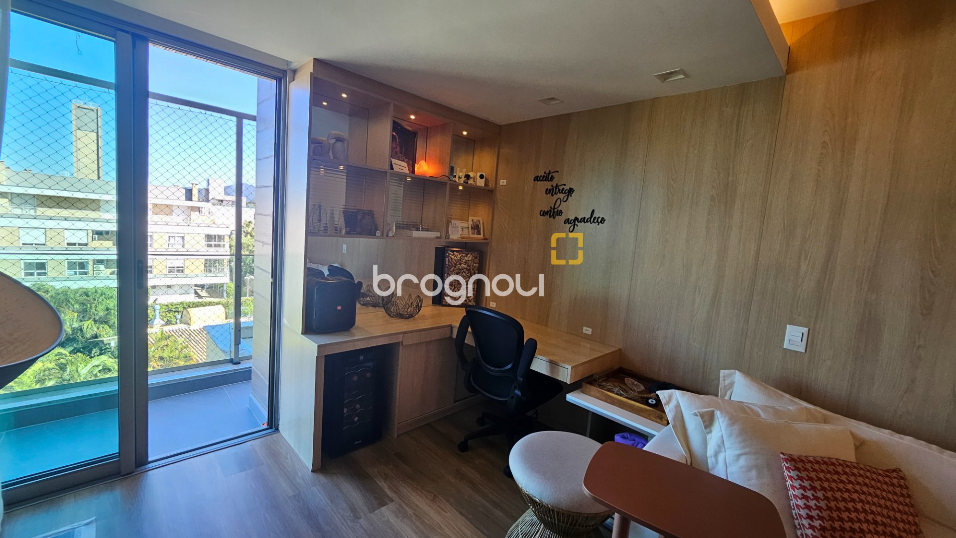 Cobertura com 166m², 3 quartos (sendo 1 suíte), 3 garagens, no bairro Campeche em Florianópolis