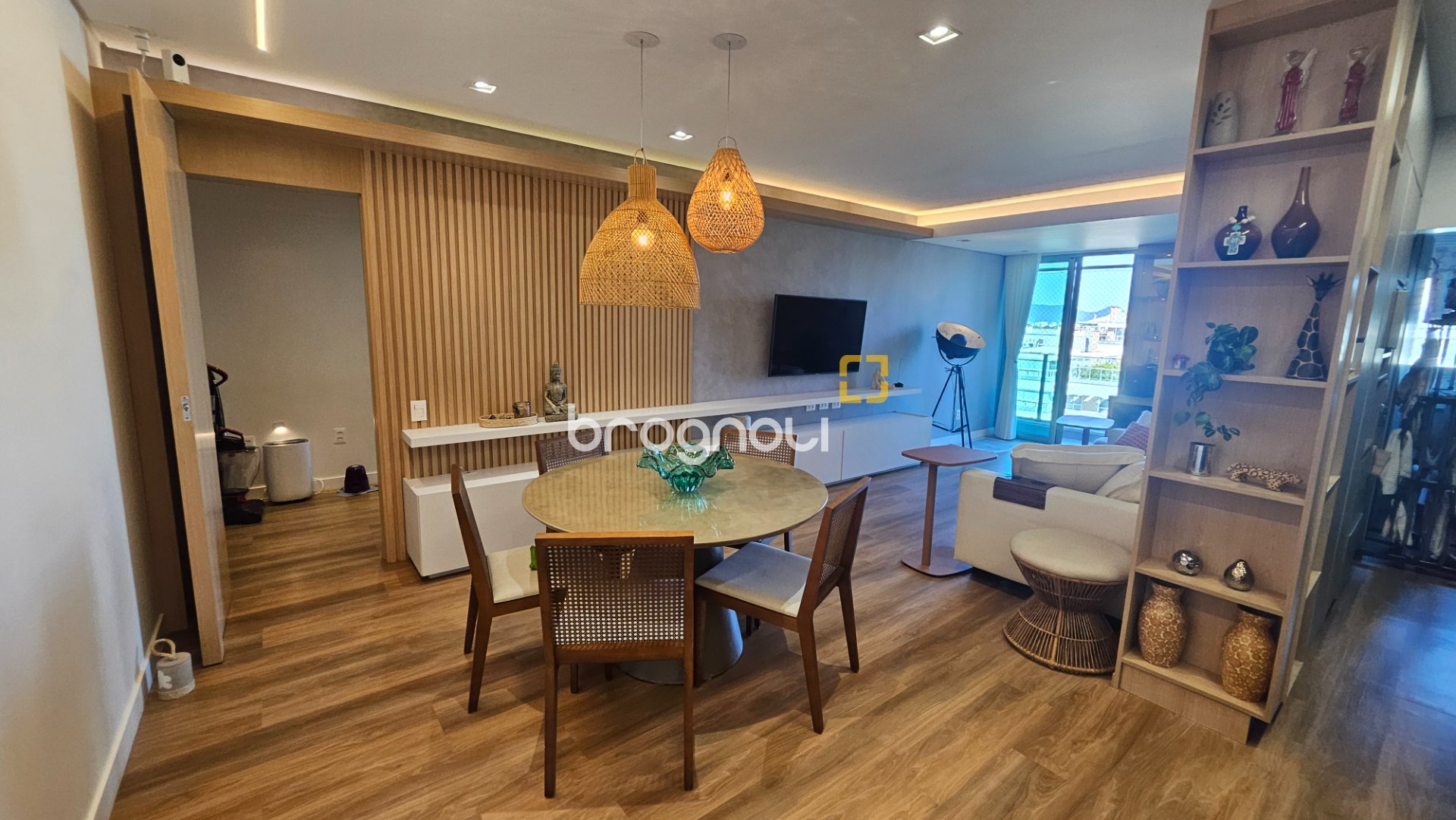 Cobertura com 166m², 3 quartos (sendo 1 suíte), 3 garagens, no bairro Campeche em Florianópolis