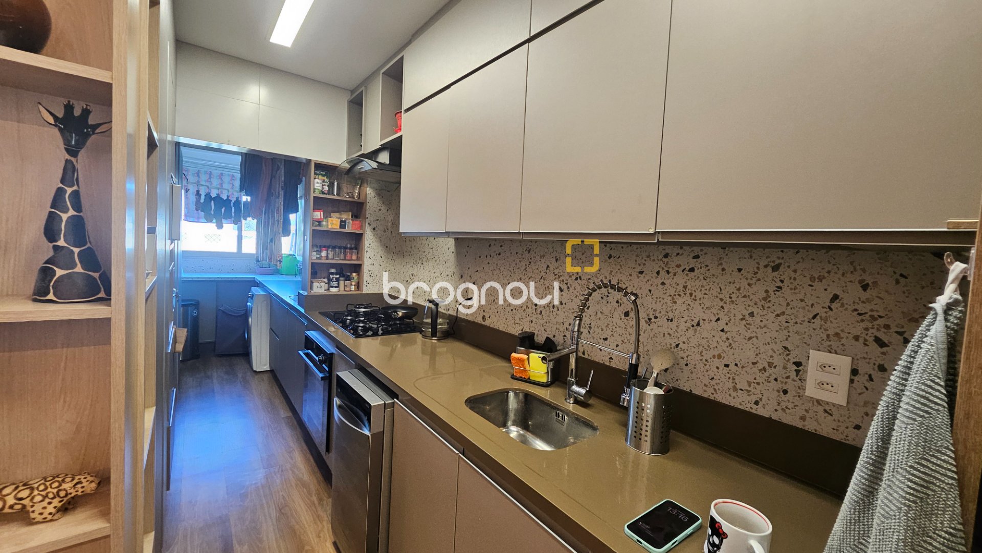 Cobertura com 166m², 3 quartos (sendo 1 suíte), 3 garagens, no bairro Campeche em Florianópolis