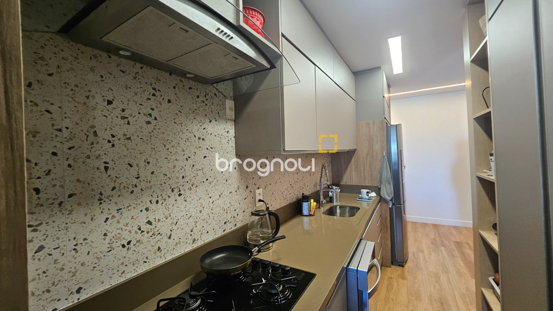 Cobertura com 166m², 3 quartos (sendo 1 suíte), 3 garagens, no bairro Campeche em Florianópolis
