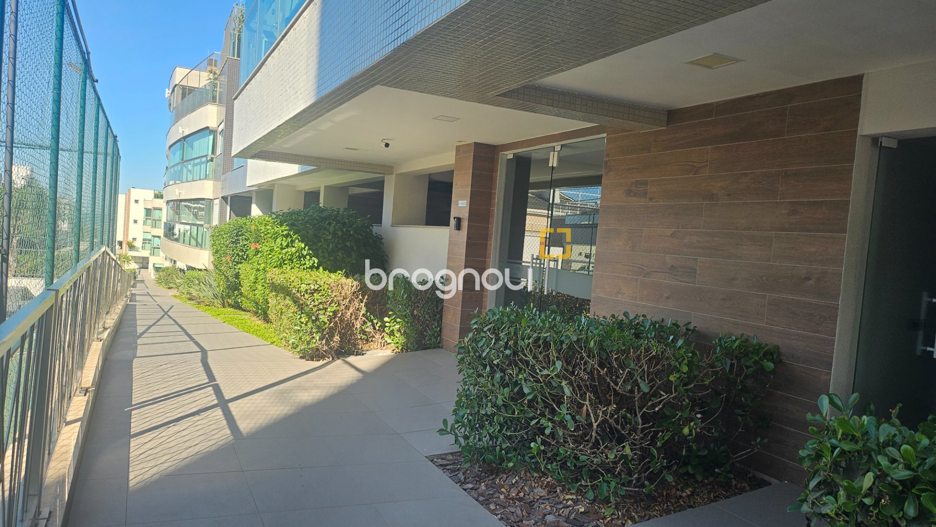 Cobertura com 166m², 3 quartos (sendo 1 suíte), 3 garagens, no bairro Campeche em Florianópolis