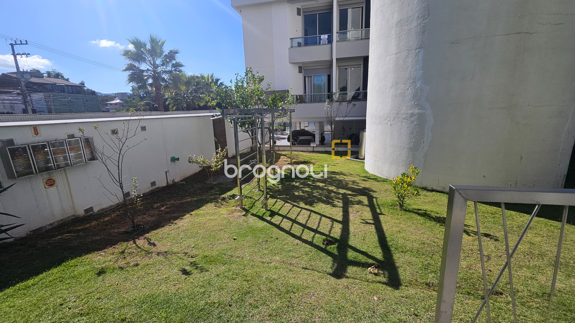 Cobertura com 166m², 3 quartos (sendo 1 suíte), 3 garagens, no bairro Campeche em Florianópolis