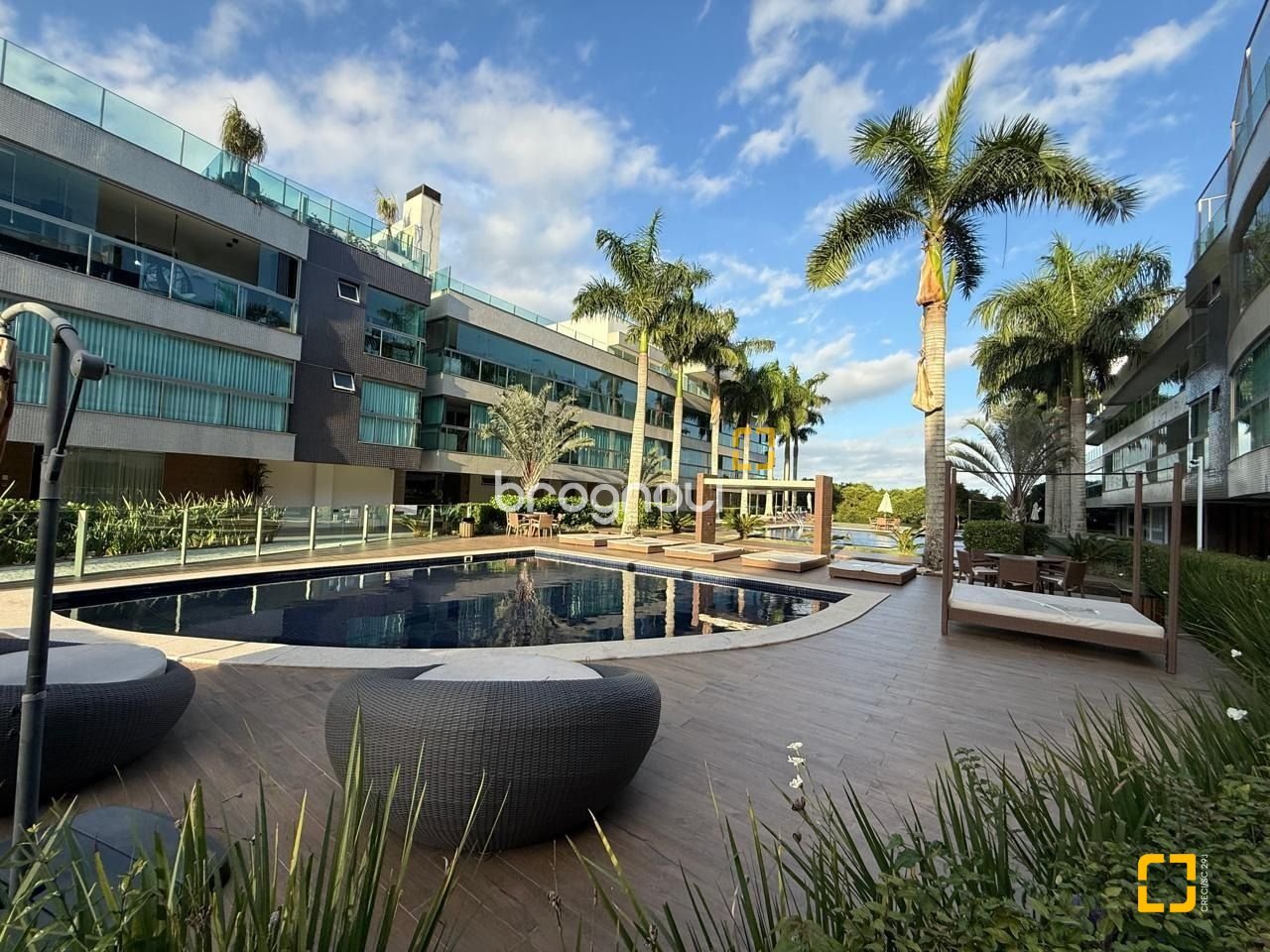 Cobertura com 166m², 3 quartos (sendo 1 suíte), 3 garagens, no bairro Campeche em Florianópolis