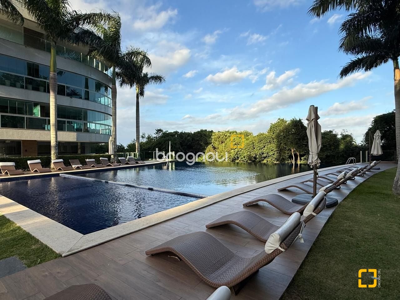 Cobertura com 166m², 3 quartos (sendo 1 suíte), 3 garagens, no bairro Campeche em Florianópolis