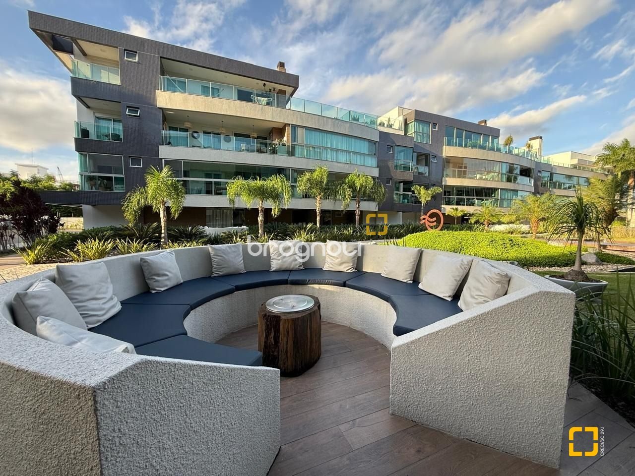 Cobertura com 166m², 3 quartos (sendo 1 suíte), 3 garagens, no bairro Campeche em Florianópolis