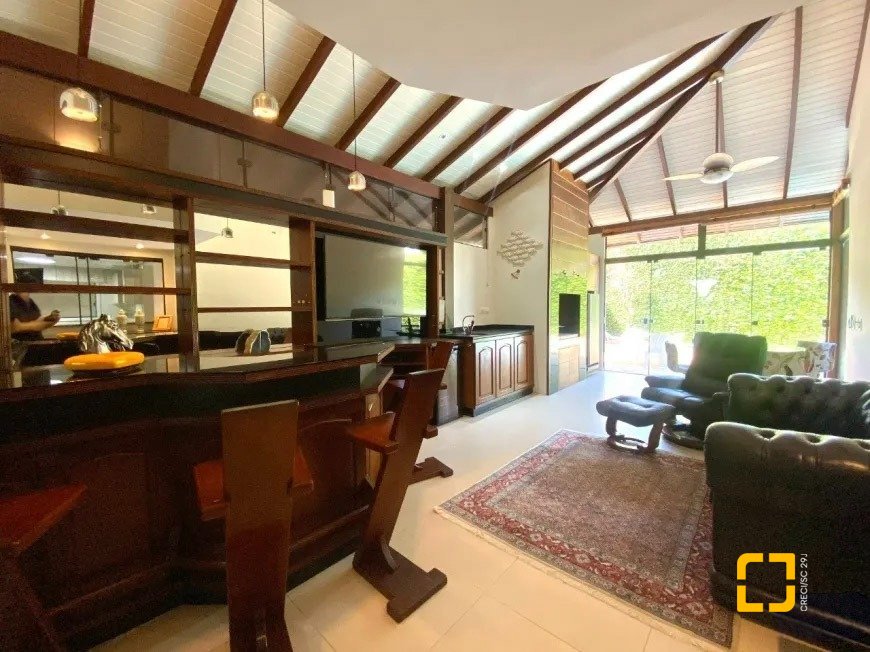 Sobrado com Piscina, 4 Quartos e 348 M² - Santa Mônica em Florianópolis