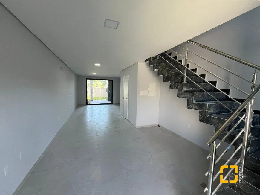 Casa com 3 Quartos à Venda, 107M² - São João do Rio Vermelho em Florianópolis